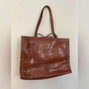 NWOT Liz Claiborne brown faux alligator embossed 3 pocket tote with ID holder